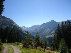 Blick in die Bergwelt während dem Anstieg auf den Diedamskopf