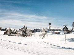 Sulzberg mit Winterwanderweg und Kirche